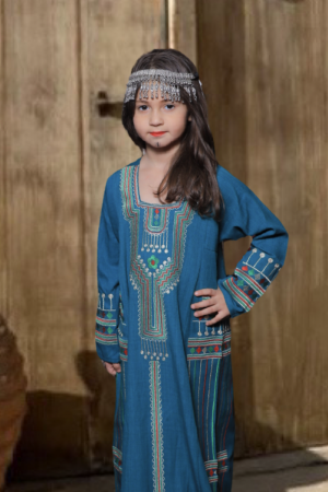 جلابية تراثية بناتي لون أزرق تطريز عسيري ونقوشات ملونة من الأمام والجوانب و الأكمام 