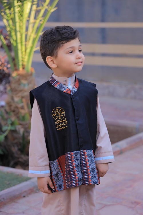 سديري ولادي  بياقة مرتفعة قماش سادة والأطراق قماش سدو أنيق  وأزرار أمامية باللون الأسود