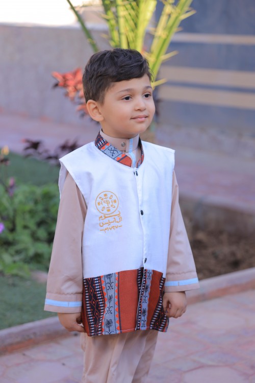 سديري ولادي  بياقة مرتفعة قماش سادة والأطراق قماش سدو أنيق  وأزرار أمامية باللون الأسود