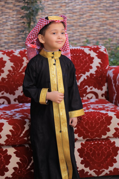 دجلة ولادي باللون الأسود بأطراف باللون الذهبي من الأمام و الاكمام و أزرار باللون الأسود