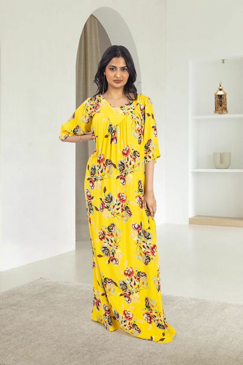 قميص روز نسائي طويل لون أصفر بطبعات ورود كامل أكمام قصيرة وفتحة صدر دائرية بزم خفيف بشكل مثلث من الأمام و دائري من الخلف