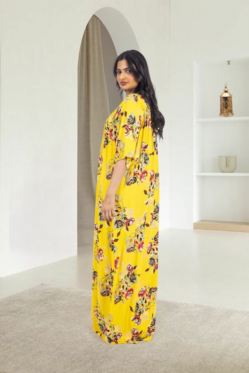 قميص روز نسائي طويل لون أصفر بطبعات ورود كامل أكمام قصيرة وفتحة صدر دائرية بزم خفيف بشكل مثلث من الأمام و دائري من الخلف