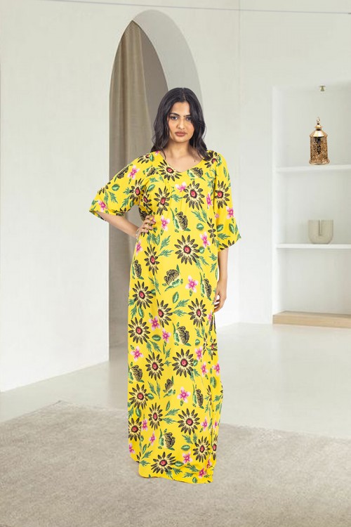 قميص روز نسائي طويل لون أصفر بطبعات ورود كامل أكمام قصيرة وفتحة صدر دائرية بزم خفيف بشكل مثلث من الأمام و دائري من الخلف