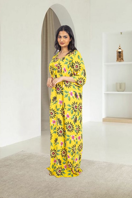 قميص روز نسائي طويل لون أصفر بطبعات ورود كامل أكمام قصيرة وفتحة صدر دائرية بزم خفيف بشكل مثلث من الأمام و دائري من الخلف