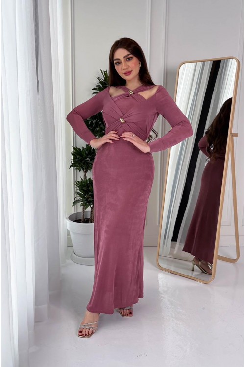 فستان نسائي أنيق قماش مخمل بحركة متقاطعة على الأكتاف والصدر مثبتة ببروشات من الأمام