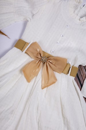 فستان بناتي أنيق لون أبيض ياقة مرتفعة وأزرار أمامية وحزام باللون البيح بفيونكة وكريستال باللون الذهبي 
