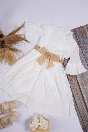 فستان بناتي أنيق لون أبيض ياقة مرتفعة وأزرار أمامية وحزام باللون البيح بفيونكة وكريستال باللون الذهبي 