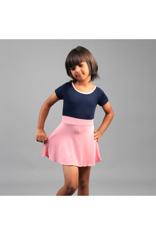 مايوه سباحة بياقة مستديره وأكمام قصيرة