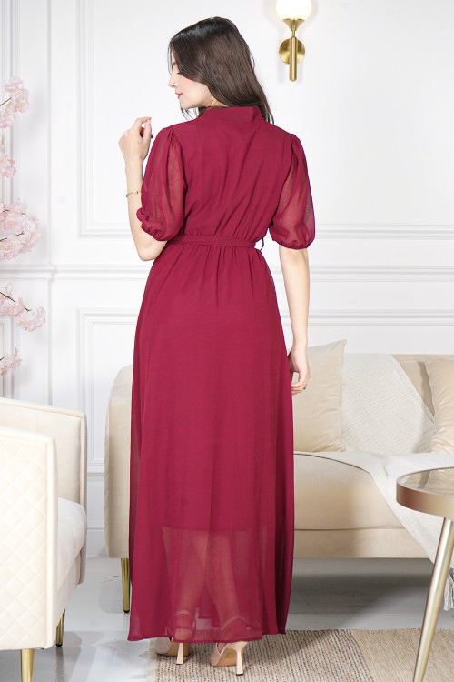 فستان نسائي أنيق طويل لون أحمر أكمام قصيرة و ياقة عالية شكل سبعة بأزرار أمامية ورباط على الخصر