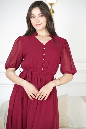 فستان نسائي أنيق طويل لون أحمر أكمام قصيرة و ياقة عالية شكل سبعة بأزرار أمامية ورباط على الخصر   