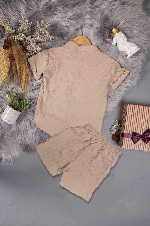 طقم ولادي قطعتين لون بيج أكمام قصيرة بياقة وأزرار قفل وطبعات من الامام وشورت بجيوب و رباط من الخصر