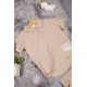 طقم ولادي قطعتين لون بيج أكمام قصيرة بياقة وأزرار قفل وطبعات من الامام وشورت بجيوب و رباط من الخصر