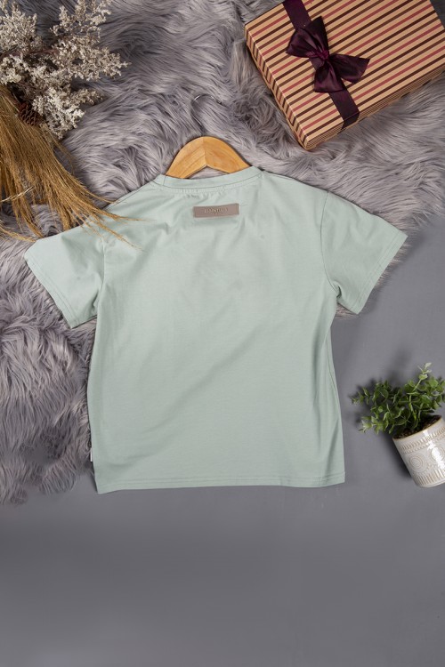 طقم ولادي بطبعه من الأمام مزموم من الأسفل والخصر وجيوب من الأمام والخلف