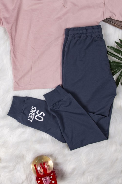 طقم بناتي أنيق قطعتين تي شيرت بأكمام قصيرة بكتابات من الأمام و بنطلون بجيوب و رباط على الخصر