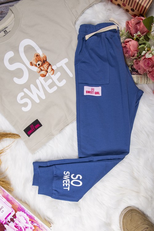 طقم بناتي أنيق قطعتين تي شيرت بأكمام قصيرة بكتابات من الأمام و بنطلون بجيوب و رباط على الخصر