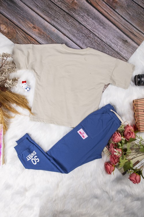 طقم بناتي أنيق قطعتين تي شيرت بأكمام قصيرة بكتابات من الأمام و بنطلون بجيوب و رباط على الخصر