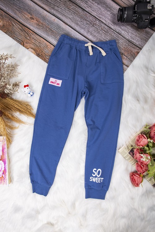 طقم بناتي أنيق قطعتين تي شيرت بأكمام قصيرة بكتابات من الأمام و بنطلون بجيوب و رباط على الخصر