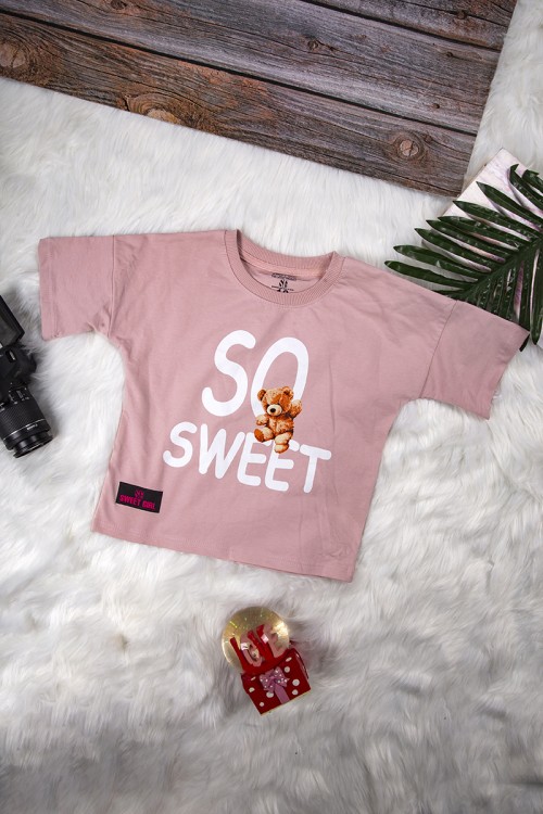 طقم بناتي أنيق قطعتين تي شيرت بأكمام قصيرة بكتابات من الأمام و بنطلون بجيوب و رباط على الخصر