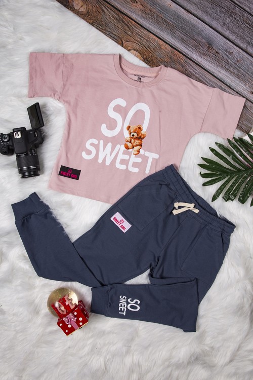 طقم بناتي أنيق قطعتين تي شيرت بأكمام قصيرة بكتابات من الأمام و بنطلون بجيوب و رباط على الخصر