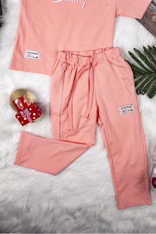طقم بناتي أنيق قطعتين تي شيرت أكمام قصيرة بكتابات من الأمام و بنطلون برباط على الخصر