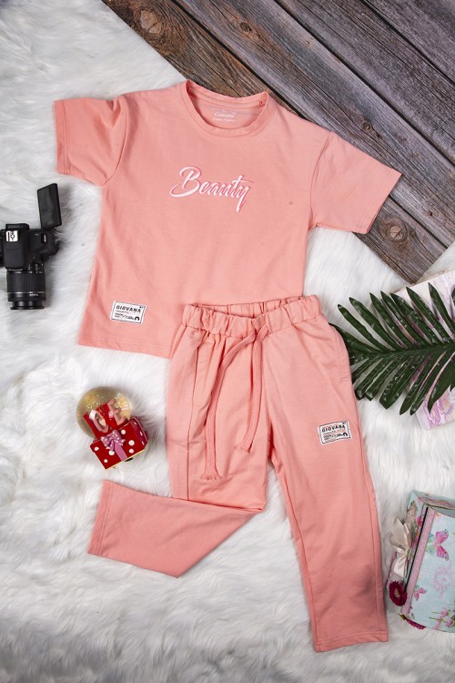 طقم بناتي أنيق قطعتين تي شيرت أكمام قصيرة بكتابات من الأمام و بنطلون برباط على الخصر