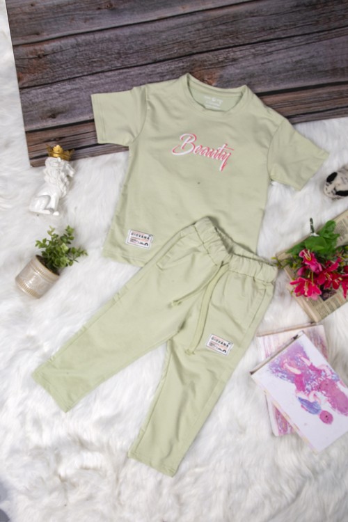 طقم بناتي أنيق قطعتين تي شيرت أكمام قصيرة بكتابات من الأمام و بنطلون برباط على الخصر