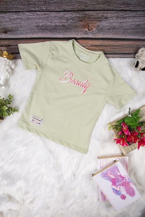 طقم بناتي أنيق قطعتين تي شيرت أكمام قصيرة بكتابات من الأمام و بنطلون برباط على الخصر