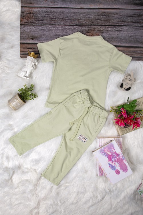 طقم بناتي أنيق قطعتين تي شيرت أكمام قصيرة بكتابات من الأمام و بنطلون برباط على الخصر