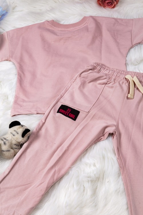 طقم بناتي قطعتين أنيق قطعتين تي شيرت أكمام قصيرة بكتابات ورسمة من الأمام و بنطلون بجيوب ورباط على الخصر