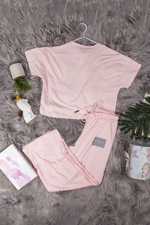 طقم نسائي أنيق قطعتين تي شيرت أكمام قصيرة بكتابات من الأمام و بنطلون برباط على الخصر