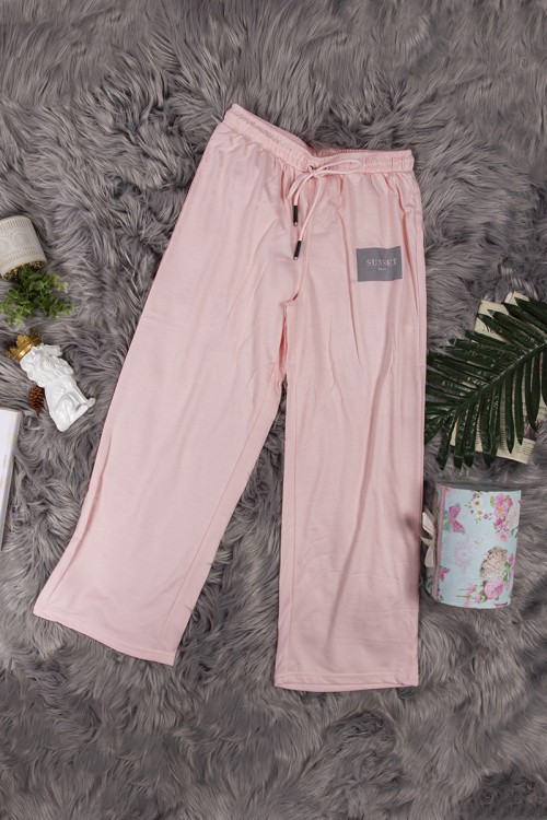 طقم نسائي أنيق قطعتين تي شيرت أكمام قصيرة بكتابات من الأمام و بنطلون برباط على الخصر