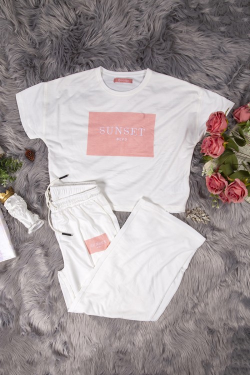 طقم نسائي أنيق قطعتين تي شيرت أكمام قصيرة بكتابات من الأمام و بنطلون برباط على الخصر