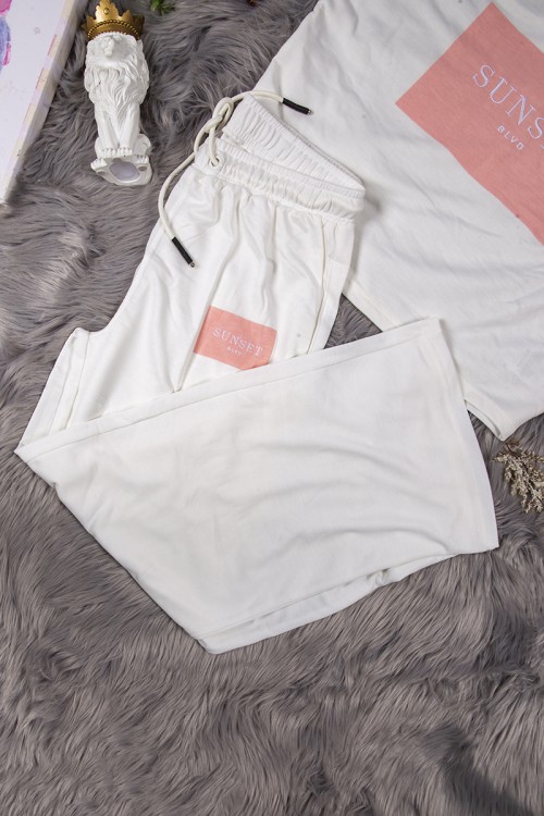 طقم نسائي أنيق قطعتين تي شيرت أكمام قصيرة بكتابات من الأمام و بنطلون برباط على الخصر