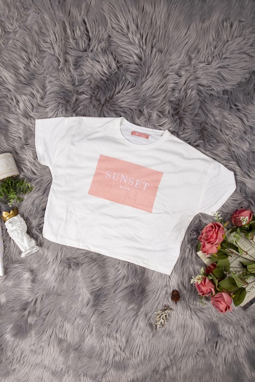 طقم نسائي أنيق قطعتين تي شيرت أكمام قصيرة بكتابات من الأمام و بنطلون برباط على الخصر