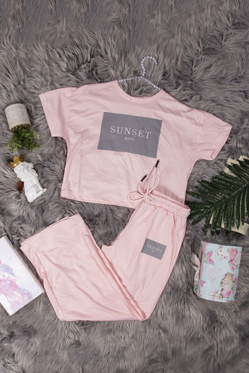 طقم نسائي أنيق قطعتين تي شيرت أكمام قصيرة بكتابات من الأمام و بنطلون برباط على الخصر