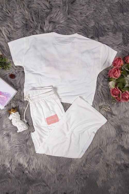 طقم نسائي أنيق قطعتين تي شيرت أكمام قصيرة بكتابات من الأمام و بنطلون برباط على الخصر