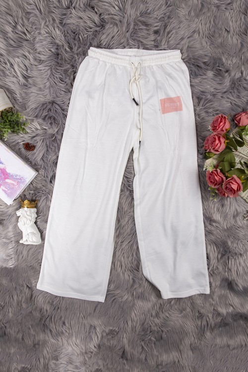 طقم نسائي أنيق قطعتين تي شيرت أكمام قصيرة بكتابات من الأمام و بنطلون برباط على الخصر