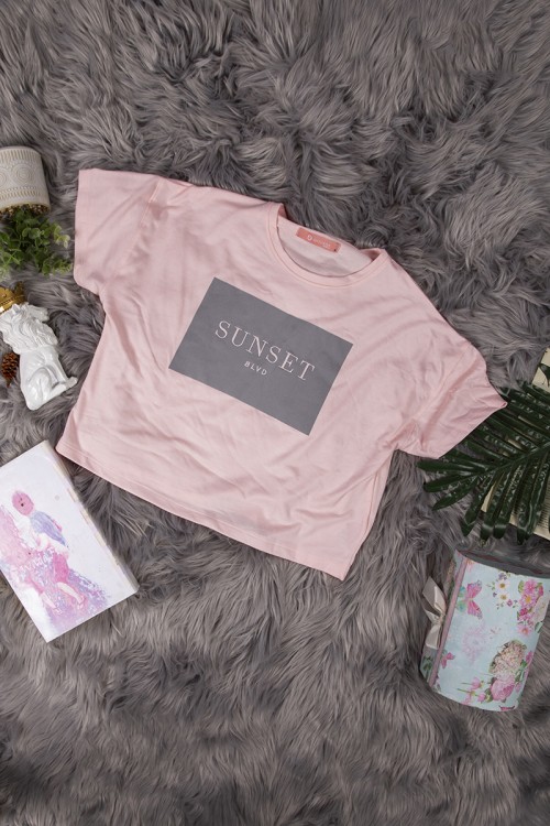 طقم نسائي أنيق قطعتين تي شيرت أكمام قصيرة بكتابات من الأمام و بنطلون برباط على الخصر