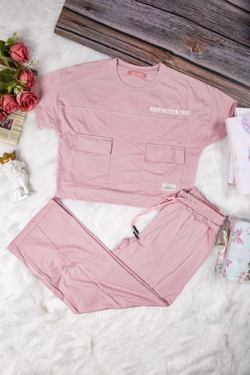 طقم نسائي أنيق قطعتين تي شيرت أكمام قصيرة بكتابات وجيوب من الأمام و بنطلون برباط على الخصر