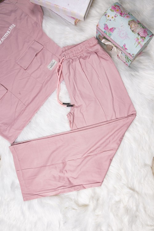 طقم نسائي أنيق قطعتين تي شيرت أكمام قصيرة بكتابات وجيوب من الأمام و بنطلون برباط على الخصر