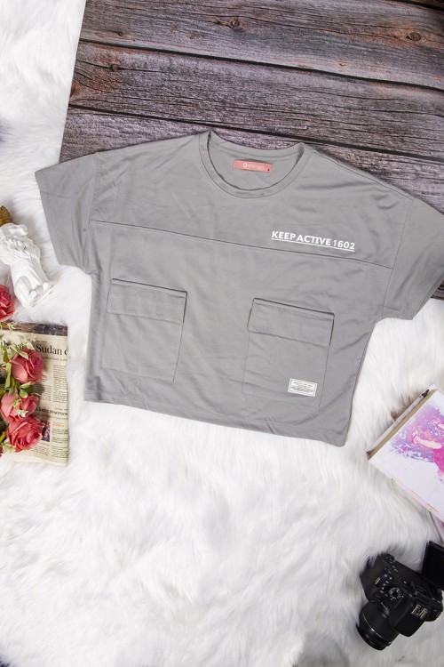 طقم نسائي أنيق قطعتين تي شيرت أكمام قصيرة بكتابات وجيوب من الأمام و بنطلون برباط على الخصر