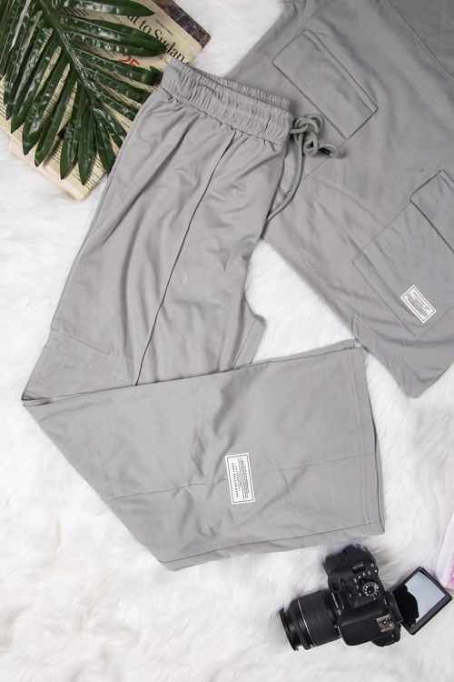 طقم نسائي أنيق قطعتين تي شيرت أكمام قصيرة بكتابات وجيوب من الأمام و بنطلون برباط على الخصر