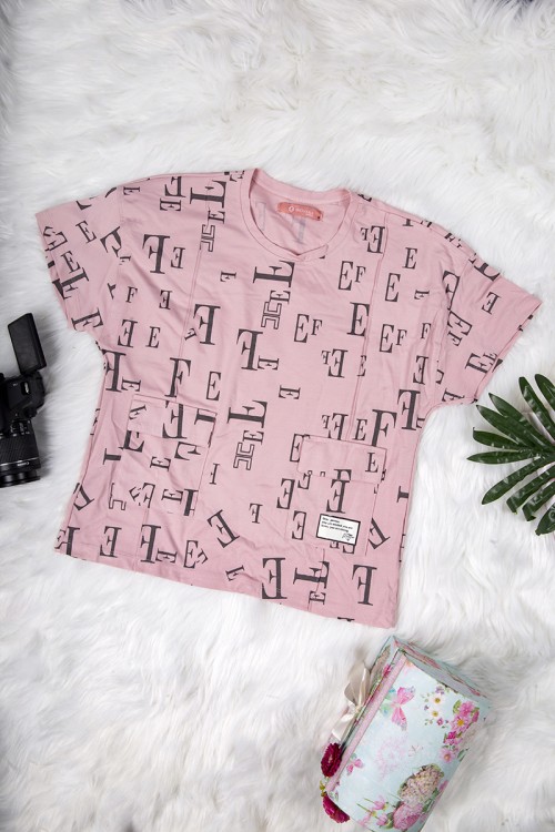 طقم نسائي أنيق قطعتين مزخرف بالحروف تي شيرت أكمام قصيرة بجيوب من الأمام و بنطلون برباط على الخصر