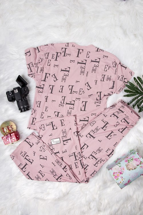 طقم نسائي أنيق قطعتين مزخرف بالحروف تي شيرت أكمام قصيرة بجيوب من الأمام و بنطلون برباط على الخصر