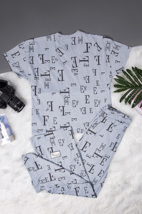 طقم نسائي أنيق قطعتين مزخرف بالحروف تي شيرت أكمام قصيرة بجيوب من الأمام و بنطلون برباط على الخصر