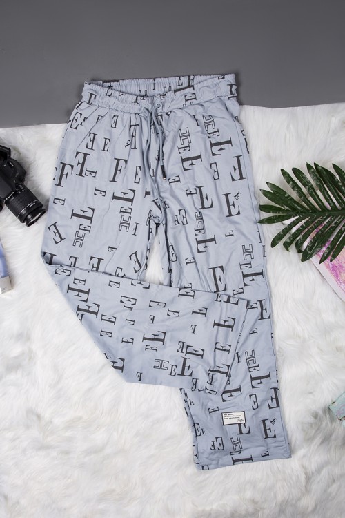 طقم نسائي أنيق قطعتين مزخرف بالحروف تي شيرت أكمام قصيرة بجيوب من الأمام و بنطلون برباط على الخصر