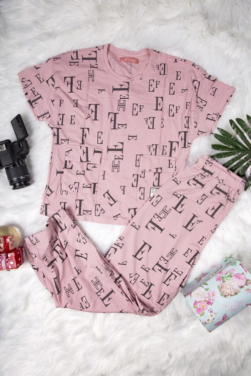 طقم نسائي أنيق قطعتين مزخرف بالحروف تي شيرت أكمام قصيرة بجيوب من الأمام و بنطلون برباط على الخصر