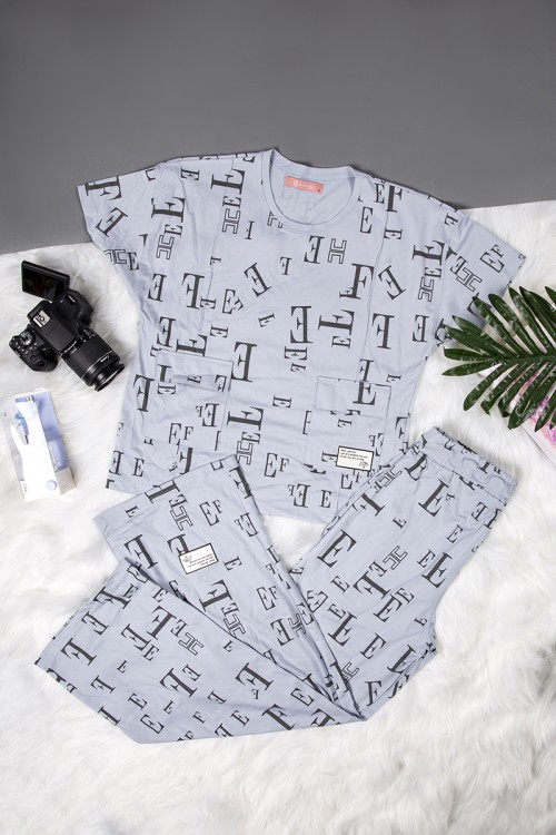 طقم نسائي أنيق قطعتين مزخرف بالحروف تي شيرت أكمام قصيرة بجيوب من الأمام و بنطلون برباط على الخصر