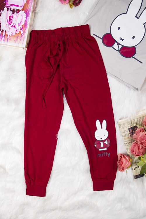 طقم بناتي أنيق قطعتين تي شيرت رمادي أكمام قصيرة برسوم وكتابات من الأمام و بنطلون برباط على الخصر