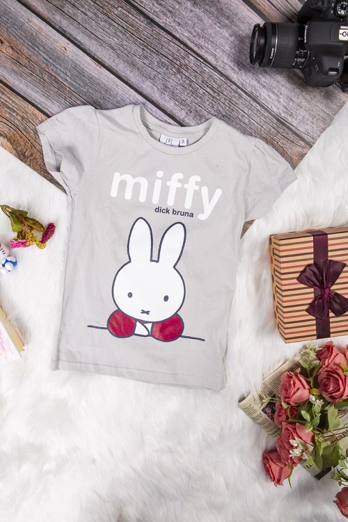 طقم بناتي أنيق قطعتين تي شيرت رمادي أكمام قصيرة برسوم وكتابات من الأمام و بنطلون برباط على الخصر